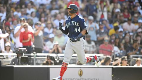 Julio Rodríguez recorre las bases luego de disparar un cuadrangular ante San Diego Padres en la jornada de este martes en MLB.