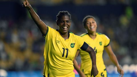 La delantera jamaiquina Khadija Shaw (#11) celebra tras marcar el gol de la victoria ante México en la jornada 1 del Premundial Femenino de Concacaf.