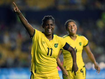 La delantera jamaiquina Khadija Shaw (#11) celebra tras marcar el gol de la victoria ante México en la jornada 1 del Premundial Femenino de Concacaf.