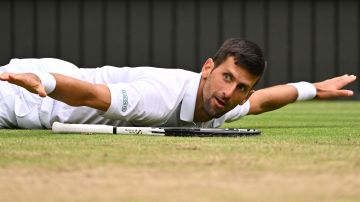 Novak Djokovic hace un 'gesto' de avión luego de vencer al italiano Jannik Sinner en cuartos de final de Wimbledon 2022.