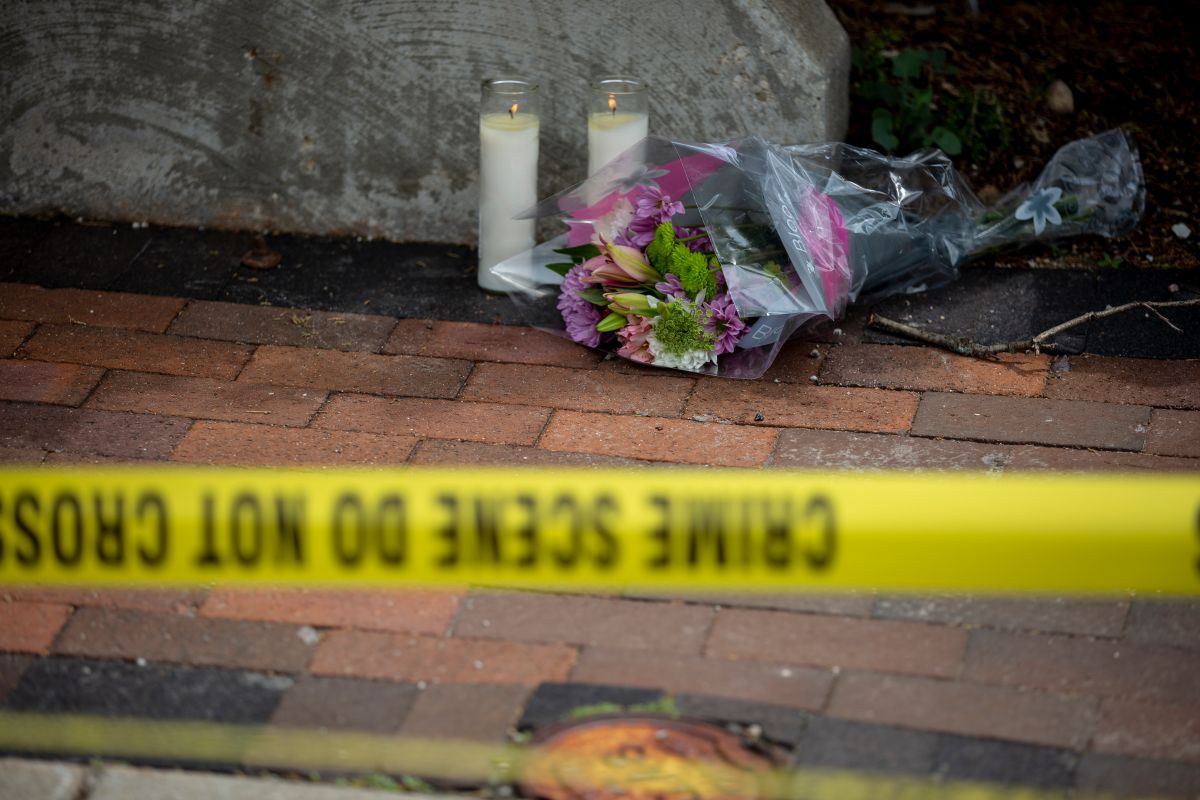 Son colocadas flores cerca de la escena donde ocurrió el mortal tiroteo durante un desfile del 4 de julio.
