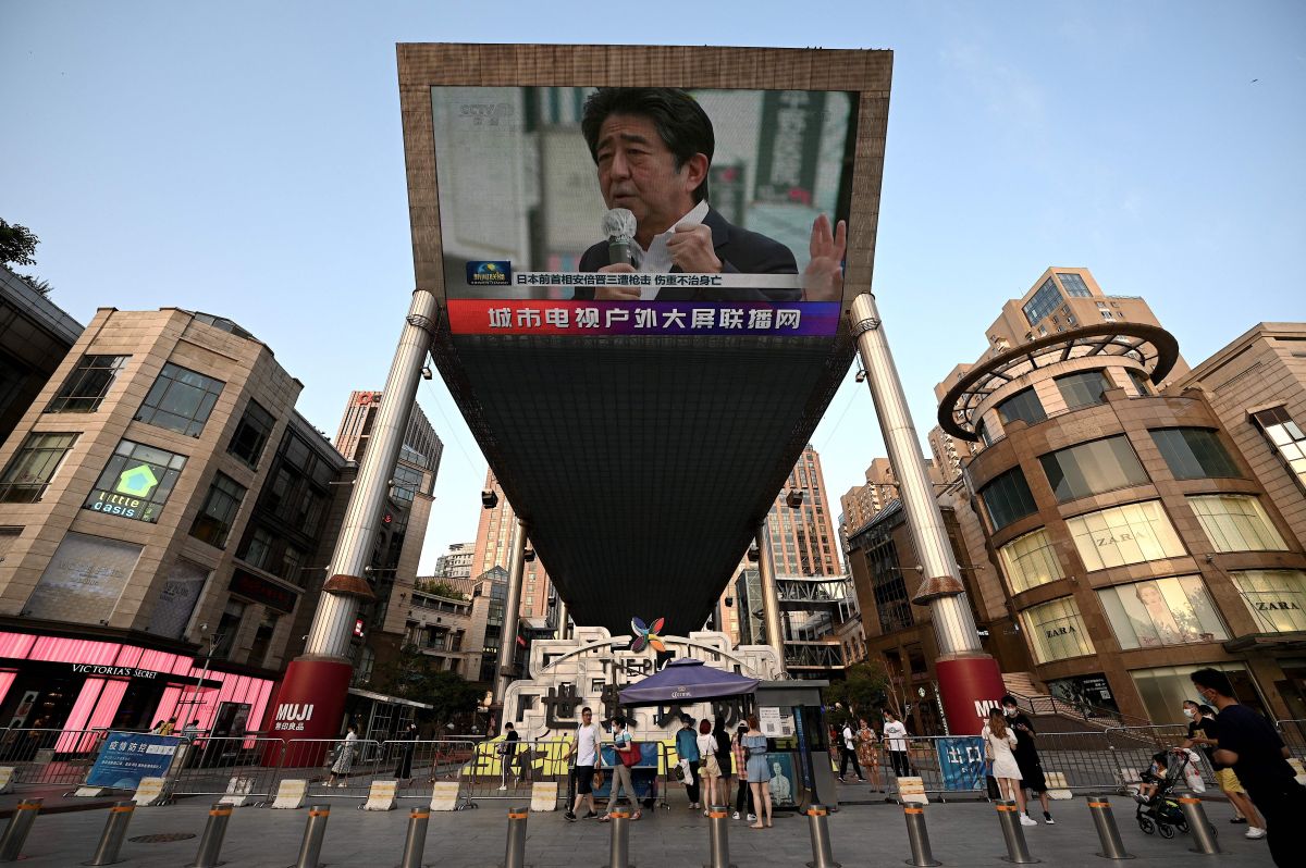 El exprimerministro japonés Shinzo Abe en una pantalla en una calle de Beijing tras haber sido declarado muerto.