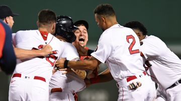 Jugadores de Boston Red Sox celebran luego que Alex Verdugo conectara un hit que dejó en el terreno a New York Yankees en la jornada de este sábado en MLB.