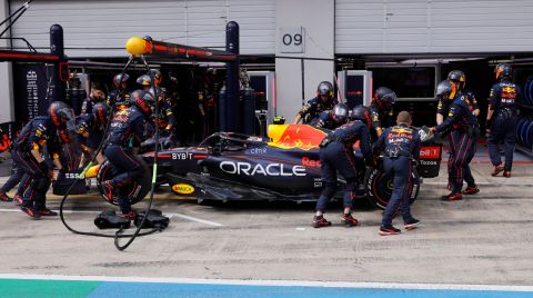 El equipo de Red Bull Racing retira el carro de Sergio Checo Pérez en los pits, luego de su abandono en el Gran Premio de Austria de la Fórmula 1.