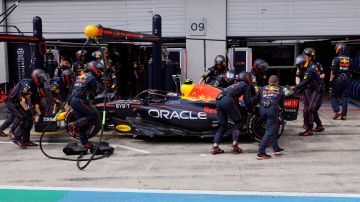 El equipo de Red Bull Racing retira el carro de Sergio Checo Pérez en los pits, luego de su abandono en el Gran Premio de Austria de la Fórmula 1.
