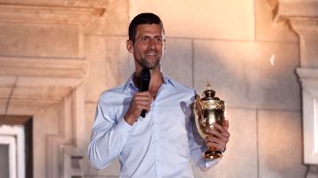 Novak Djokovic exhibe su trofeo que lo acredita como campeón de Wimbledon 2022 a su llegada a Serbia.