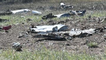 Escombros en el lugar del accidente del avión de carga Antonov An-12 a pocas miilas de la ciudad de Kavala en Grecia.