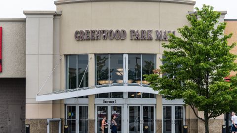 Tres hispanos identificados como las víctimas mortales del tiroteo masivo en un centro comercial de Indiana