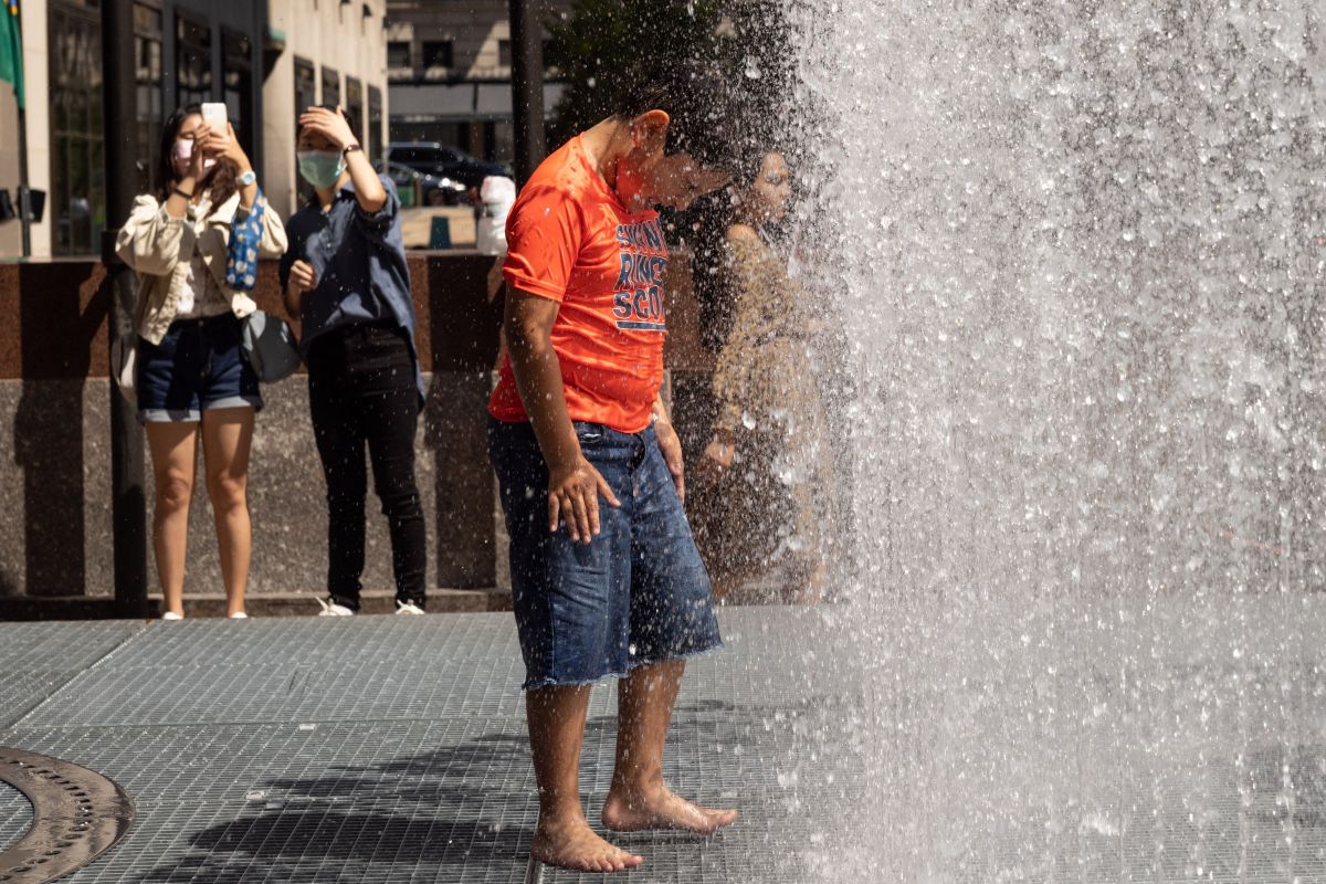 Un niño batalla contra el calor en Rockefeller Center Plaza de Nueva York.