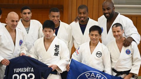 El equipo de fútbol del PSG se unió al grupo de judo del PSG en Japón.