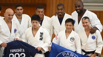 El equipo de fútbol del PSG se unió al grupo de judo del PSG en Japón.