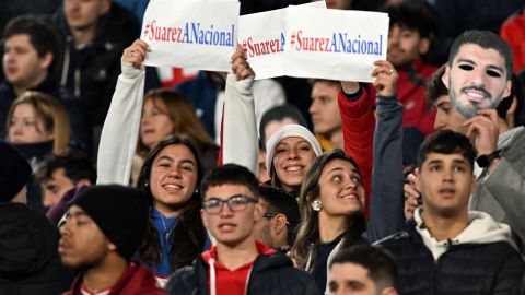 Fanáticos del Nacional ansiosos por la llegada de Luis Suárez al equipo.