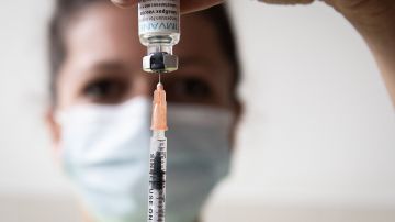 Después de semanas de retrasos, casi 800,000 dosis de la vacuna contra la viruela del mono pronto estarán disponibles.