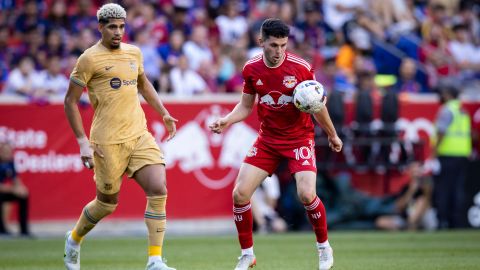 Lewis Morgan (R) y Ronald Araújo (L) disputan un balón en el partido amistoso entre FC Barcelona y New York Red Bulls.