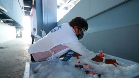 Fanáticos recriminaron el manejo sin medidas de prevención de Covid que le han dado a los vasos con los que sirven las bebidas en Puebla, México.