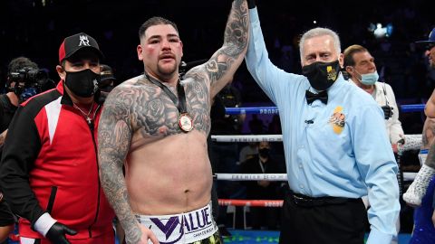 Andy Ruiz es proclamado como ganador luego del combate ante Chris Arreola en 2021.