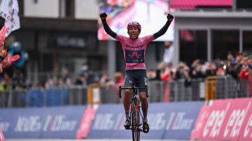 Egan Bernal celebra tras conquistar la etapa 16 del Giro de Italia en 2021.