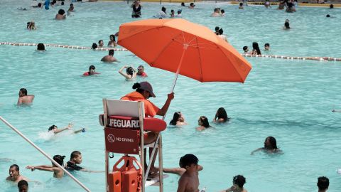 Salvavidas en una piscina en Astoria, Queens/Archivo.