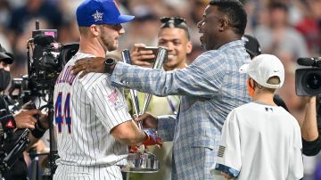 De la mano del Salón de la Fama del Béisbol, Ken Griffey Jr. (R), Pete Alonso (L) recibe el premio del Home Run Derby en su edición de 2021.