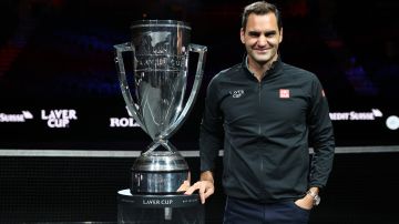 Roger Federer posa con el trofeo de la Laver Cup en el día 1 de la competición celebrada en el TD Garden de Boston en 2021.