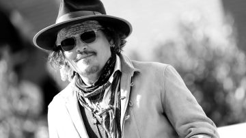 El actor Johnny Depp fue visto con un desconocida en Europa.