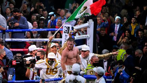 Canelo Álvarez celebra luego de vencer a su rival Caleb Plant en 2021.