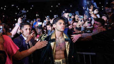 Ryan García en su camino al ring para enfrentar a Emmanuel Tagoe, al que venció por decisión unánime el pasado 9 de abril.