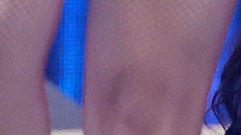 Karol G y Feid fueron descubiertos en una romántica cita en España y habrían huido cubiertos con unos manteles para evitar ser vistos.