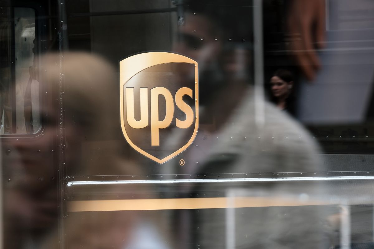 Un repartidor de UPS colapsó por las altas temperaturas.