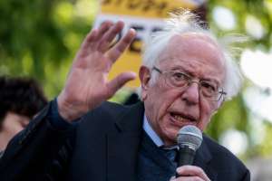 Bernie Sanders se lanza contra Joe Manchin por bloquear medicamentos a bajo costo y otros beneficios
