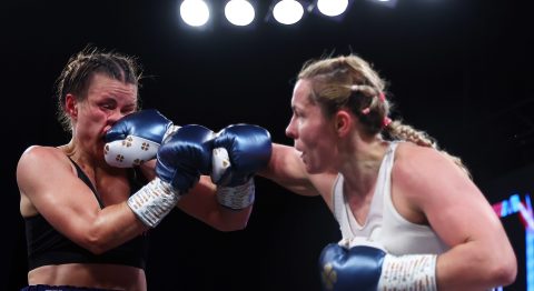 Elle Brooks (R) debutó con victoria y anunció que seguirá en combate.