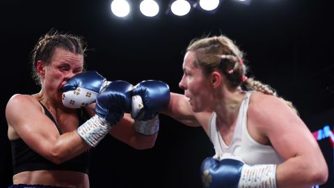 Elle Brooks (R) debutó con victoria y anunció que seguirá en combate.