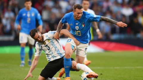 Federico Bernardeschi disputa un balón con Nicolás Tagliafico durante 'La Finalissima' entre Argentina e Italia en 2022.