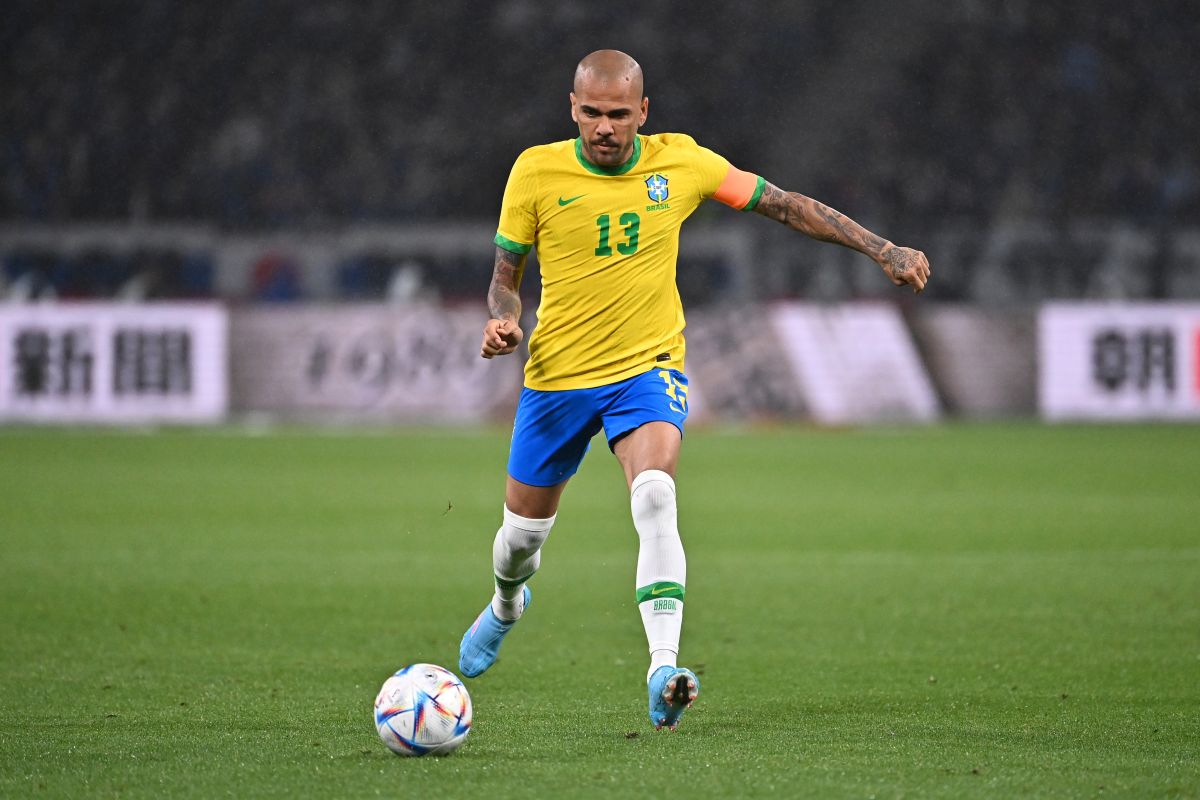 Dani Alves en acción durante un encuentro amistoso de Brasil ante la selección de Japón en junio de 2022.