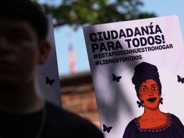 Más de 80 organizaciones civiles apoyan el plan de ciudadanía para inmigrantes indocumentados.