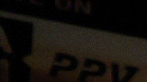 Canelo Álvarez posa con sus cinturones durante el cara a cara ante Gennady Golovkin.