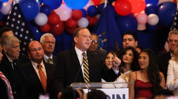 El candidato republicano a gobernador de Nueva York, Lee Zeldin, habla durante su fiesta de la noche electoral en Coral House.