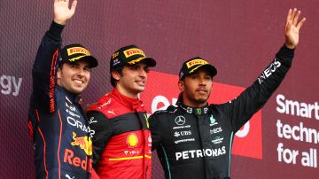 Sergio Pérez, Carlos Sainz y Lewis Hamilton