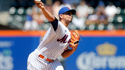 Carlos Carrasco conquistó su novena victoria de la temporada ante Rangers.
