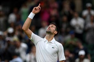 Novak Djokovic consiguió su victoria número 25 de manera consecutiva en Wimbledon y clasificó a cuartos al vencer a Van Rijthoven [Video]