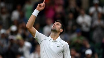 Djokovic celebra luego de vencer a Tim van Rijthoven en los los octavos de final de Wimbledon.