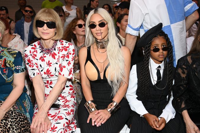 En la imagen: Kim Kardashian y Anna Wintour junto a North West.