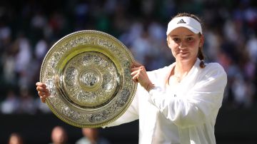 Elena Rybakina posa con el trofeo de Wimbledon 2022 tras vencer en la final a la tunecina Ons Jabeur.