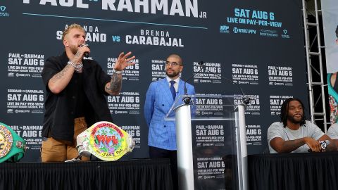 Jake Paul propone la apuesta durante la rueda de prensa oficial del combate ante Hasim Rahman Jr. del próximo seis de agosto.