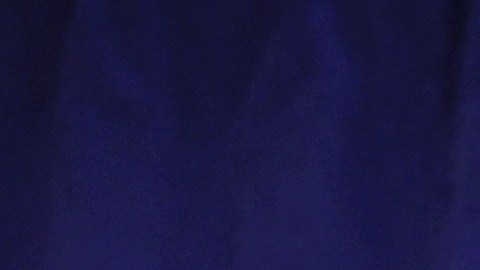 Kathy Guest, exempleada del bar Sweet and Vicious, habla durante la conferencia de prensa en la oficina de la fiscal general Letitia James (a la izquierda). El propietario del bar deberá pagar $500,000 a más de una docena de trabajadores y exempleados tras llegar a un acuerdo con la Fiscalía.