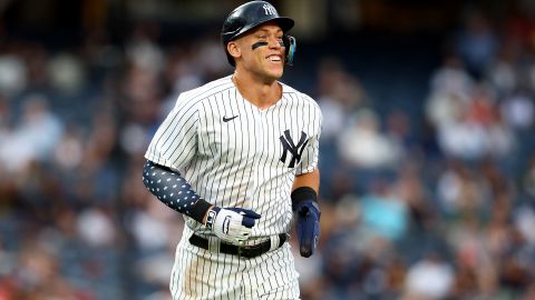 Aaron Judge sonríe luego de conectar uno de sus cuadrangulares ante Red Sox.