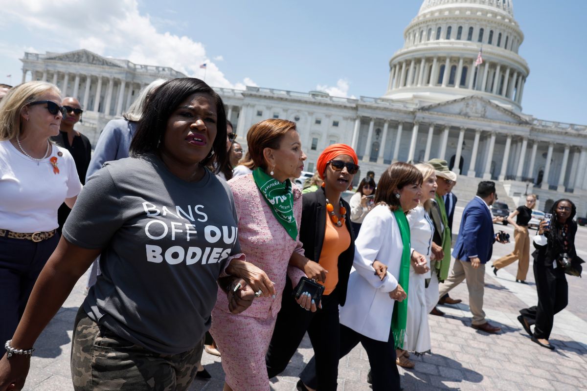 Varias representantes caminan desde el Capitolio de EE.UU. para unirse a las protestas de este martes.