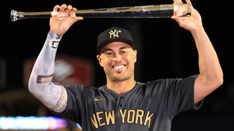 Giancarlo Stanton posa con su premio al ser seleccionado como el Jugador Más Valioso del Juego de Estrellas de MLB.