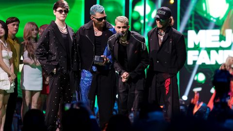 El grupo CNCO en los Premios Juventud 2022.