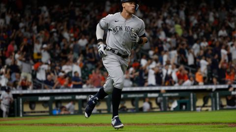 Aaron Judge recorre las bases luego de conectar su jonrón 34 de la temporada 2022 ante Houston.